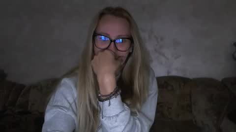 Snapshot of melly_rosey chatting on October 6, 6:20 am Melly online show from October 6, 6:20 am
