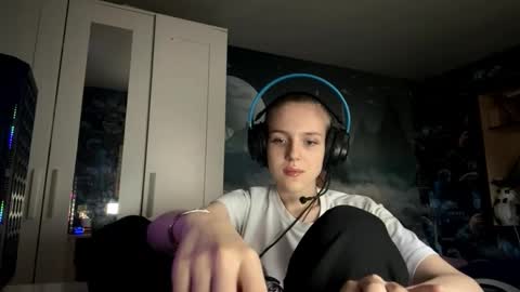 Hi Im Aria 18 years old online show from October 24, 12:17 pm