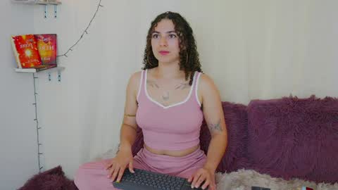 Snapshot of merida_bell18 chatting on January 3, 11:44 pm Merida Bell online show from January 3, 11:44 pm