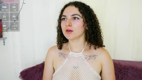 Snapshot of merida_bell18 chatting on February 7, 2:19 am Merida Bell online show from February 7, 2:19 am