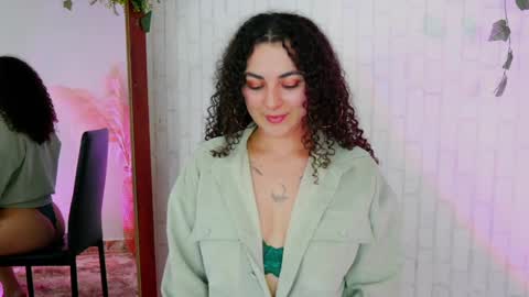 Snapshot of merida_bell18 chatting on October 1, 11:36 pm Merida Bell online show from October 1, 11:36 pm