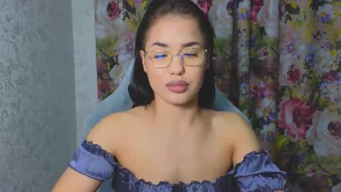 Mia online show from December 1, 7:01 pm