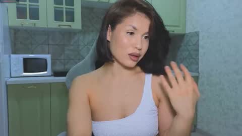 Mia online show from February 17, 9:25 pm