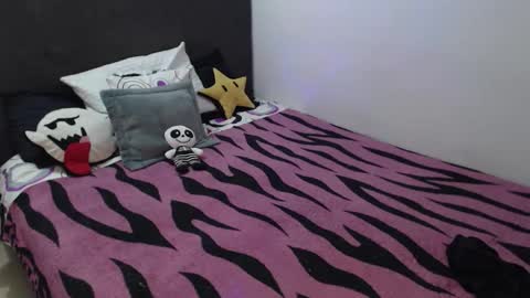 Snapshot of mia_adams_red chatting on October 22, 12:47 am mia online show from October 22, 12:47 am