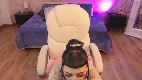 mia online show from June 25, 5:23 am