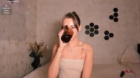 Snapshot of mia_com chatting on October 21, 2:32 pm Mia next stream Thursday 1400 UTC1 Friday 1400 UTC1 online show from October 21, 2:32 pm