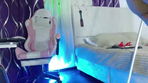 mia elan online show from January 9, 5:18 pm