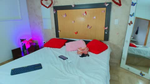 MIALOPEZ      .     Y      .      online show from March 31, 7:58 pm