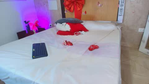 MIALOPEZ      .     Y      .      online show from February 15, 7:23 pm