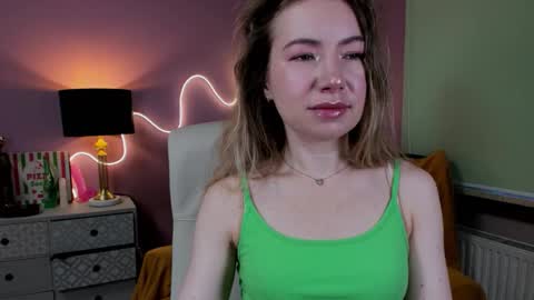 Mia online show from November 19, 7:29 am