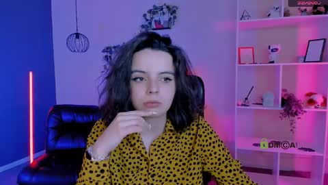 mia_mooon_ online show from May 6, 8:42 am