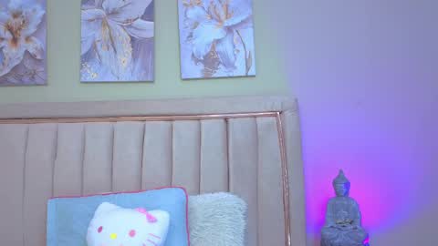 Mia online show from June 5, 12:10 pm