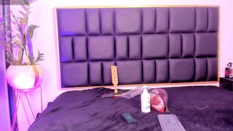 mia online show from December 18, 5:47 am