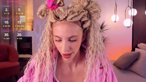 Snapshot of mia_silk chatting on October 13, 7:43 am Mia online show from October 13, 7:43 am