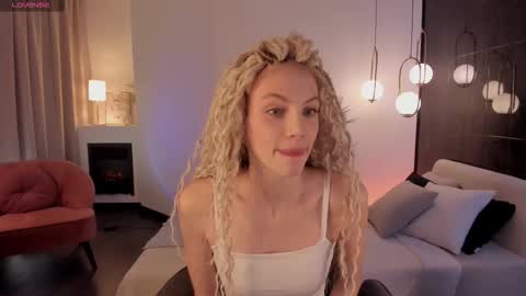 Snapshot of mia_silk chatting on October 20, 6:29 am Mia online show from October 20, 6:29 am