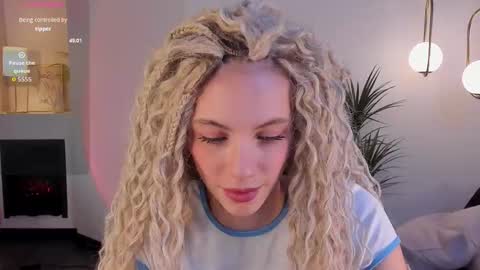Snapshot of mia_silk chatting on October 21, 6:40 am Mia online show from October 21, 6:40 am