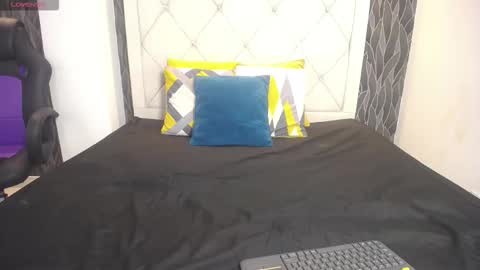 Mia online show from November 21, 7:28 am