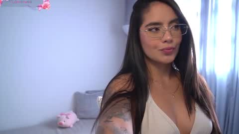 Mia online show from July 10, 1:05 pm