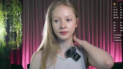 Mia online show from December 16, 3:40 pm