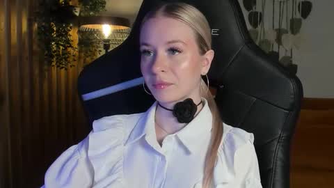 Mia online show from November 30, 6:53 am