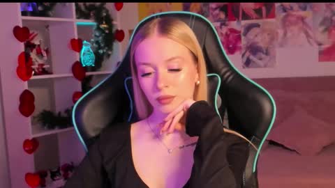 Mia online show from December 20, 6:31 am