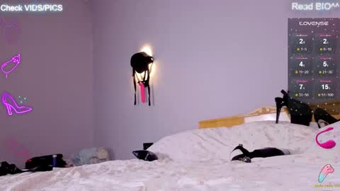 Snapshot of miakitana chatting on September 18, 6:45 pm Mia online show from September 18, 6:45 pm