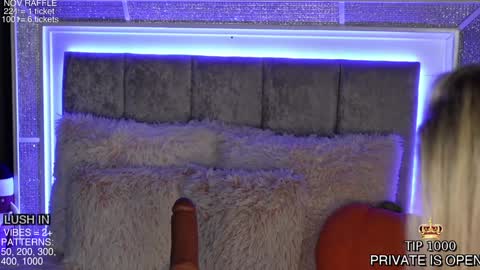 Mia online show from November 11, 3:25 pm