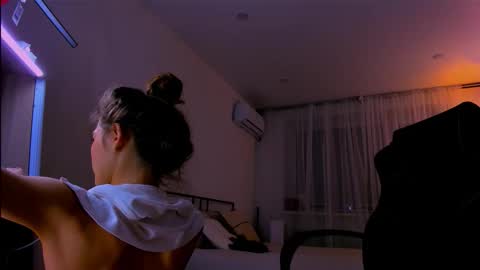 Mia online show from February 14, 7:05 pm