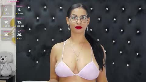 Mia online show from October 27, 1:11 pm