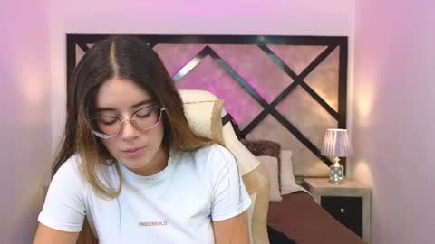 Mia online show from June 10, 7:57 pm