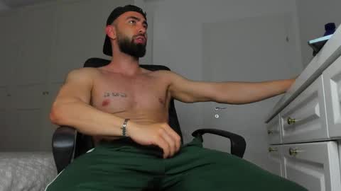 MichaelEvansx online show from May 18, 8:37 pm