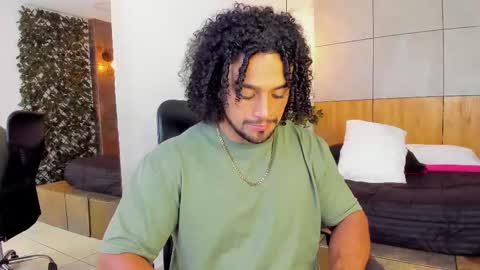Snapshot of mike_estevess chatting on March 4, 7:19 am online show from March 4, 7:19 am