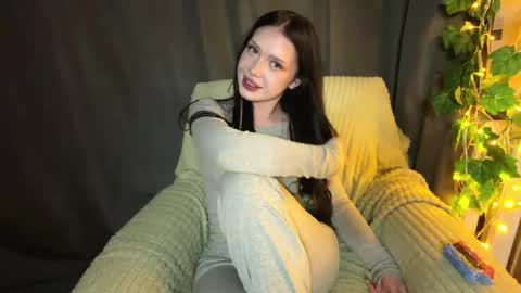 Mia online show from June 5, 4:45 pm