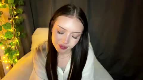 Mia online show from June 10, 4:39 pm
