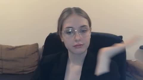 mila_keyy online show from December 16, 9:54 pm