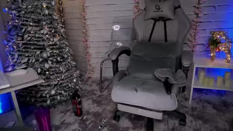 Mila Sapphire online show from December 16, 7:37 am