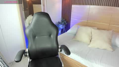 milaack_ online show from March 19, 2:00 pm