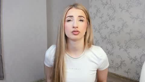 Snapshot of milky_waybaby chatting on January 17, 8:56 am Vivian online show from January 17, 8:56 am