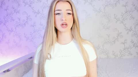 Snapshot of milky_waybaby chatting on February 7, 8:22 am Vivian online show from February 7, 8:22 am