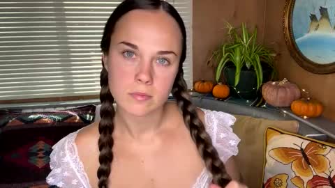 minimaggie online show from November 18, 6:55 pm