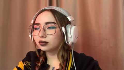 Snapshot of mira_light_ chatting on October 2, 3:11 pm mira_light_ online show from October 2, 3:11 pm