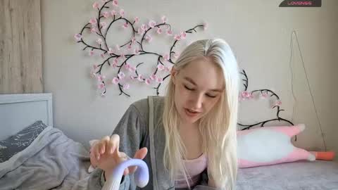 MisaMew online show from May 6, 9:37 am