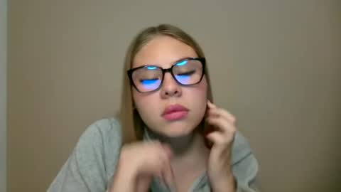 sophi 3 online show from June 27, 1:33 am