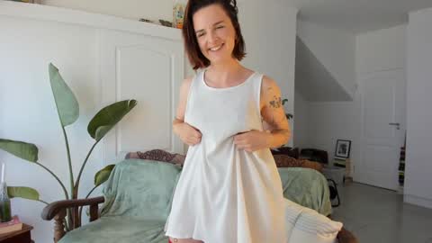 Alexandra Thorn online show from December 1, 9:29 am