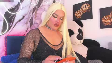 kassandra lazcano online show from May 12, 1:25 am