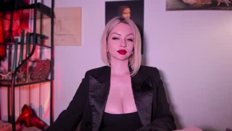 Snapshot of missmirandagd chatting on February 8, 3:10 pm   online show from February 8, 3:10 pm