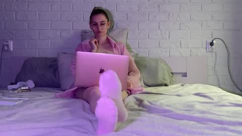 missmiroslava online show from April 19, 1:45 pm