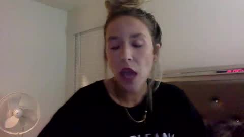 Alyssa online show from May 8, 1:11 am