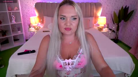 Snapshot of missyymartinezz chatting on September 17, 2:20 pm  Amely  online show from September 17, 2:20 pm