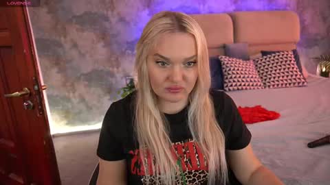 Snapshot of missyymartinezz chatting on March 9, 9:35 am  Amely  online show from March 9, 9:35 am